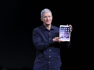 tim cook présentant l'ipad air 2